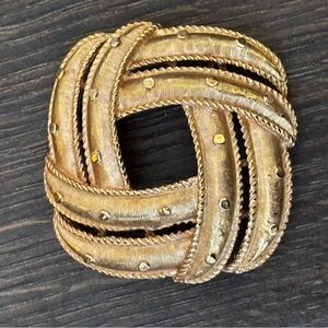 Trifari (Crown Trifari)ribbon vintage brooch in gold